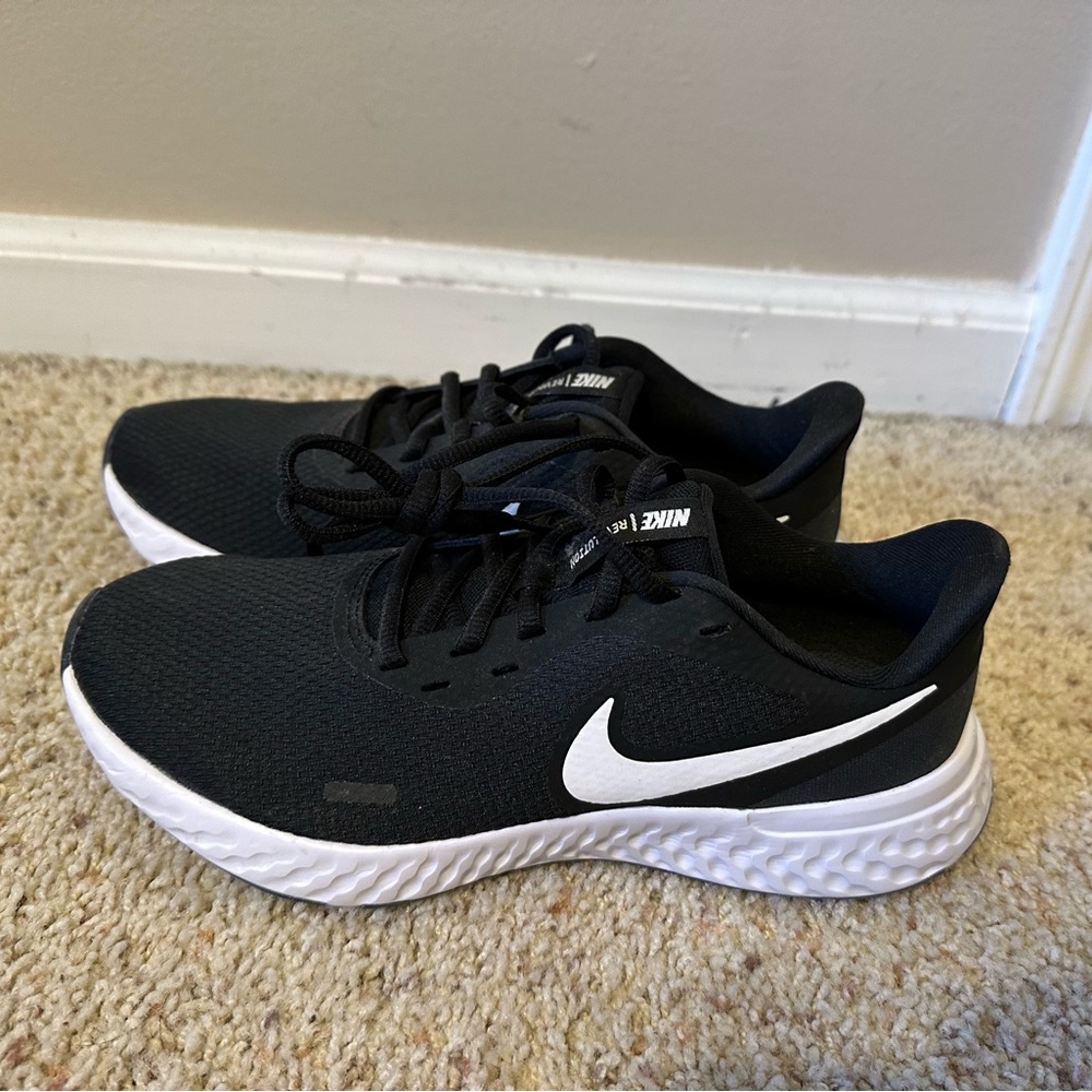 Black Nike revolutions size 8